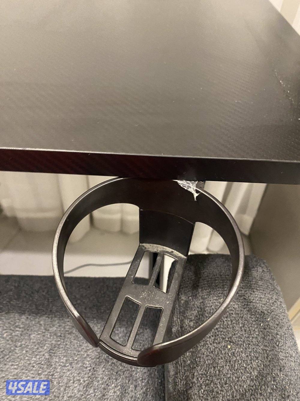 للبيع طاوله نضيفه مع حامل الكوب والسماعه نضيفه0