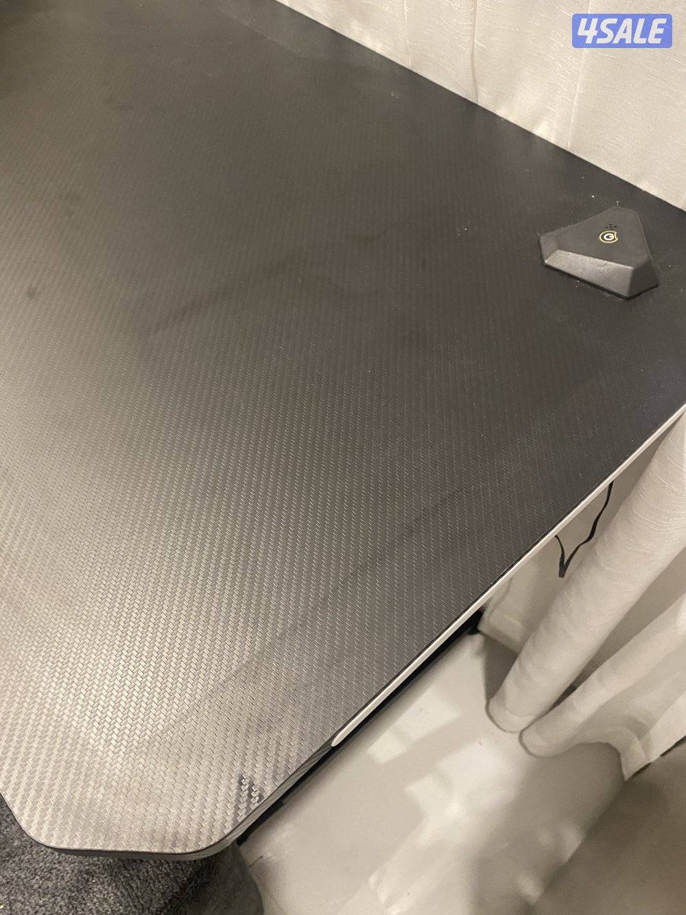 للبيع طاوله نضيفه مع حامل الكوب والسماعه نضيفه2