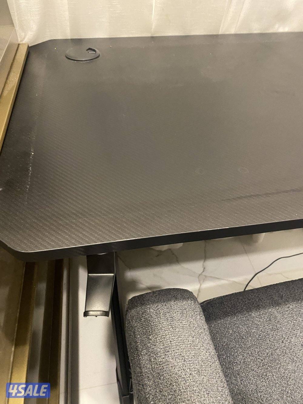 للبيع طاوله نضيفه مع حامل الكوب والسماعه نضيفه3