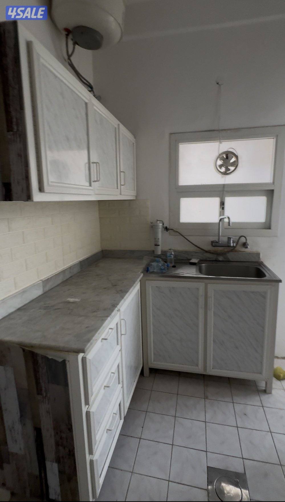 شقه غرفه وصاله للايجار بنايه قديمه0