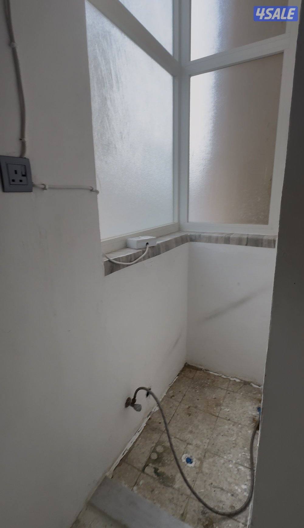 شقه غرفه وصاله للايجار بنايه قديمه2