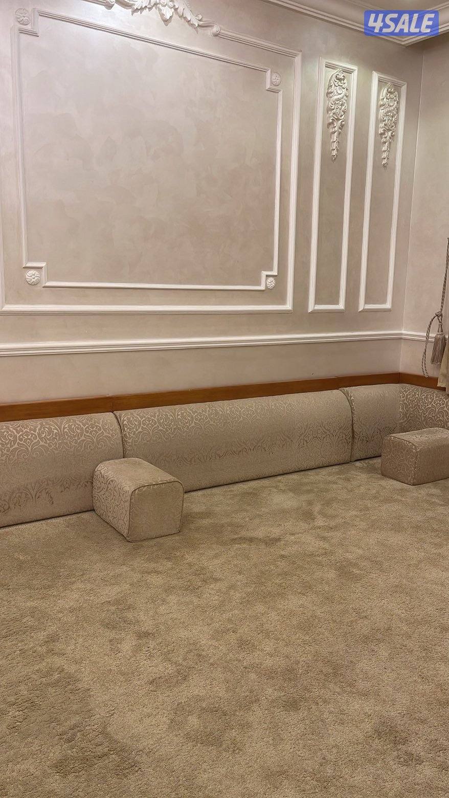 اثاث غرفه جلوس تصميم فاخر استعمال شبه جديد مع الستائر1