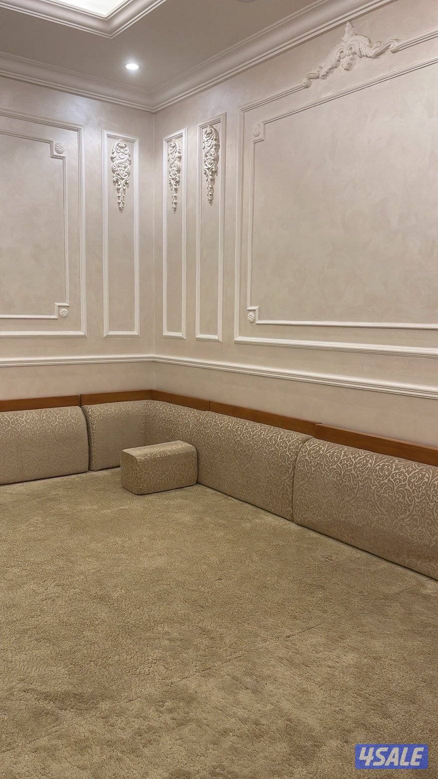 اثاث غرفه جلوس تصميم فاخر استعمال شبه جديد مع الستائر0