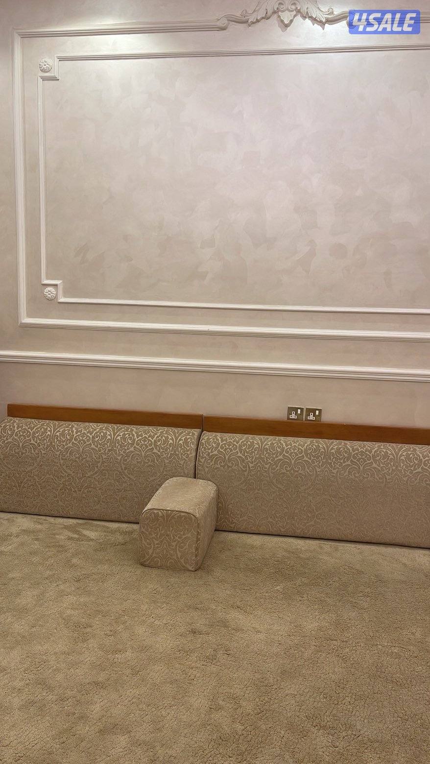 اثاث غرفه جلوس تصميم فاخر استعمال شبه جديد مع الستائر2