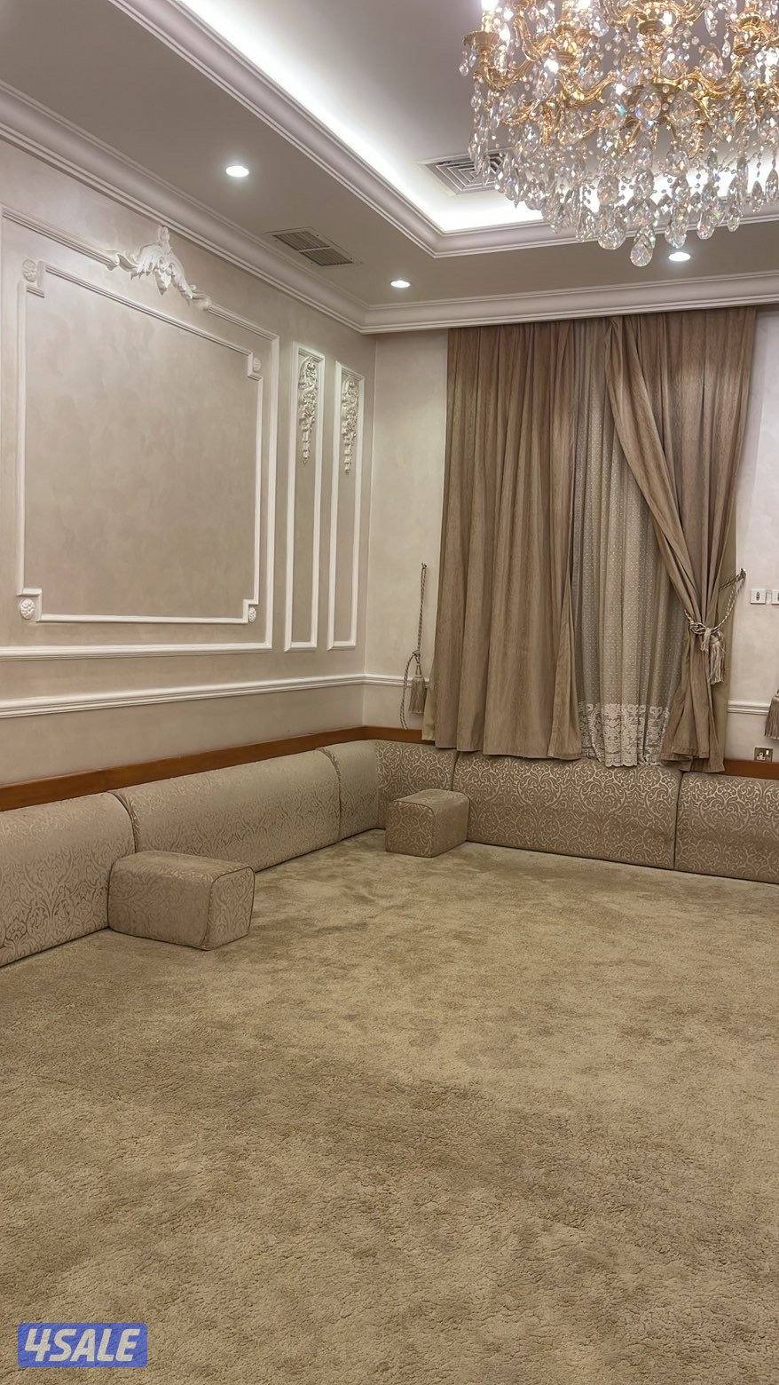 اثاث غرفه جلوس تصميم فاخر استعمال شبه جديد مع الستائر3