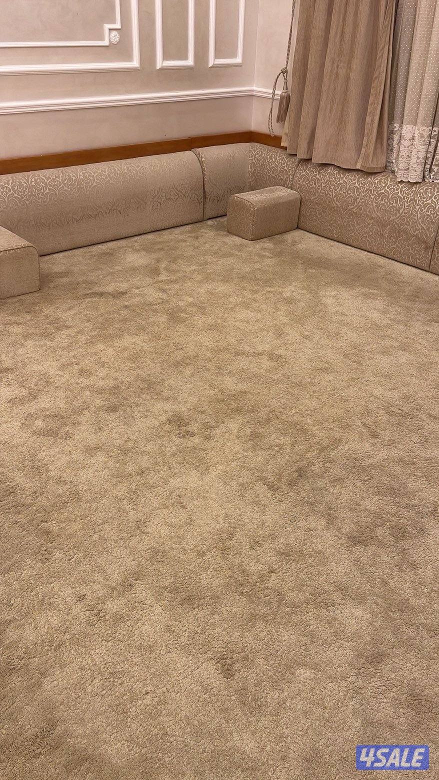 اثاث غرفه جلوس تصميم فاخر استعمال شبه جديد مع الستائر4