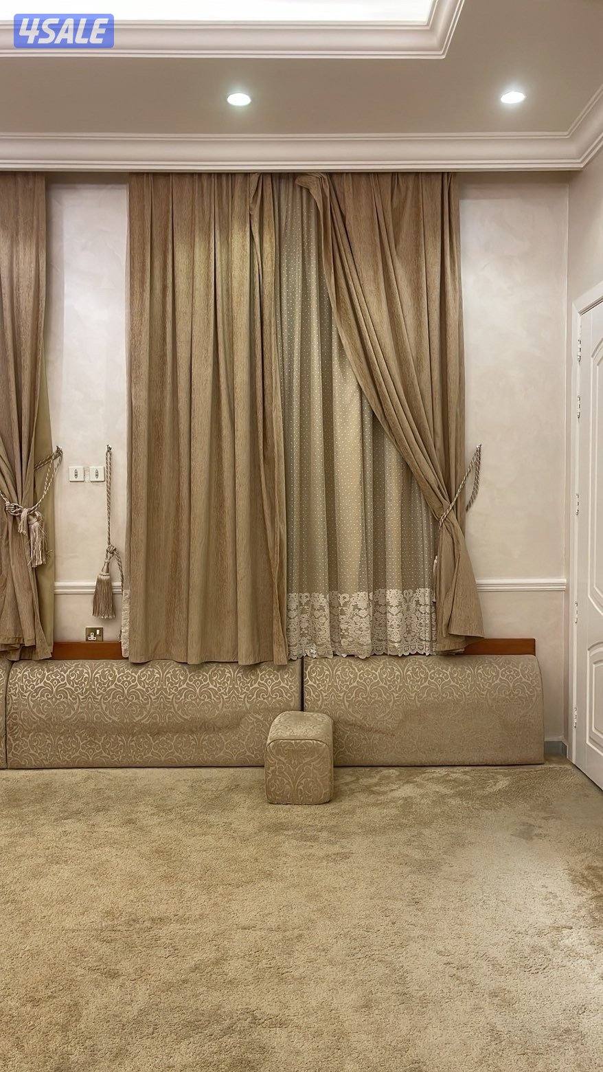 اثاث غرفه جلوس تصميم فاخر استعمال شبه جديد مع الستائر5