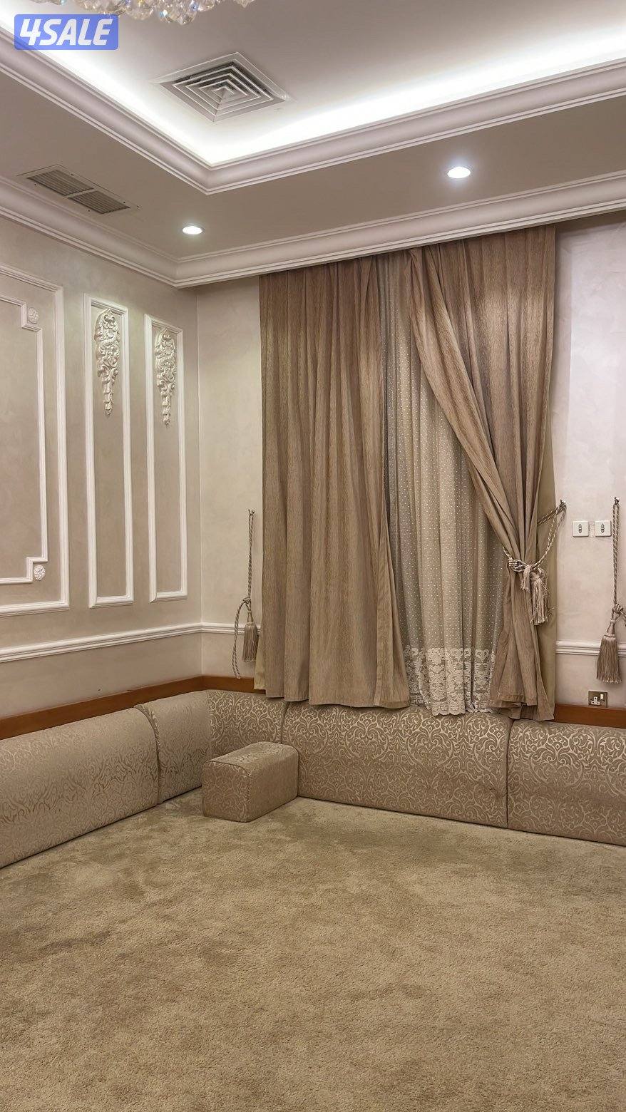 اثاث غرفه جلوس تصميم فاخر استعمال شبه جديد مع الستائر6