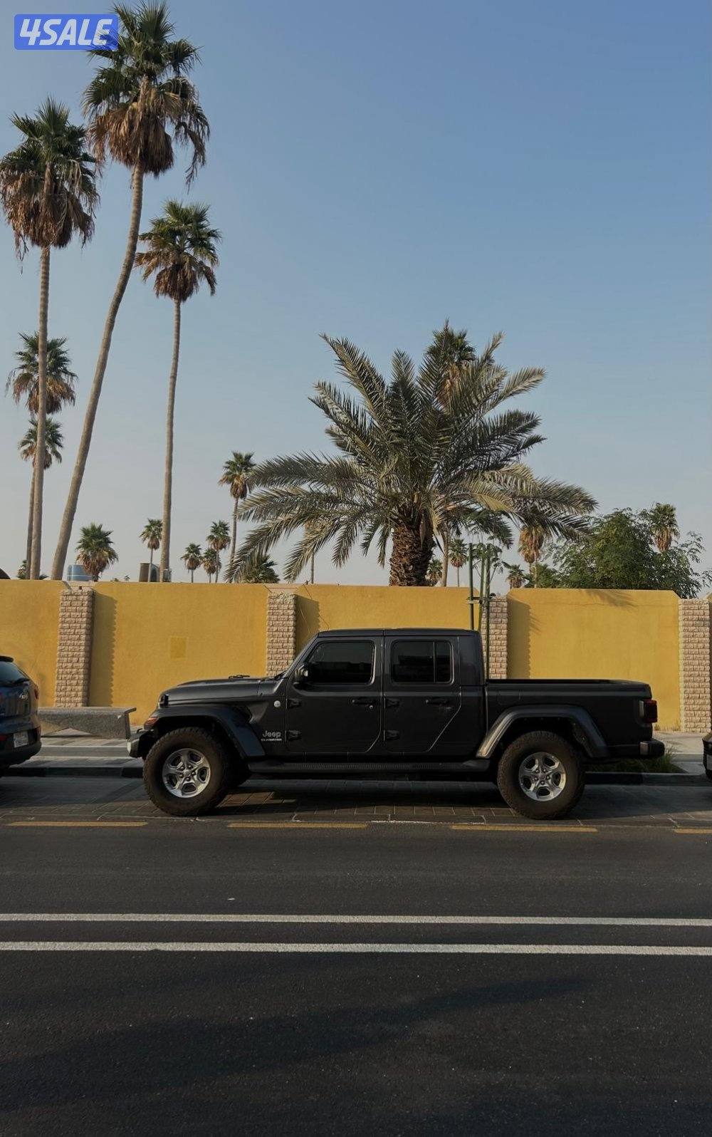 للبيع قلاديتور موديل2021 ماشي 140 عليه معاون بلستن ومعاون سكان فوكس2