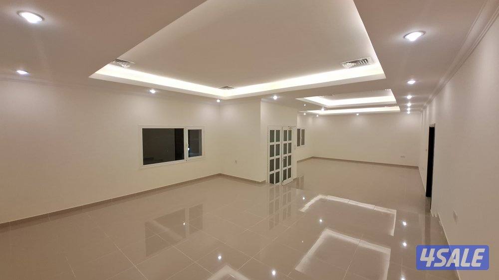 دور  ارضي  في المسايل مساحات كبير ة للصالة والغرف  و نظيف  4 غرف0
