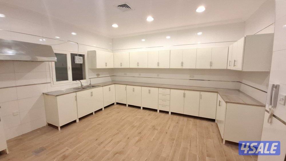 دور  ارضي  في المسايل مساحات كبير ة للصالة والغرف  و نظيف  4 غرف1