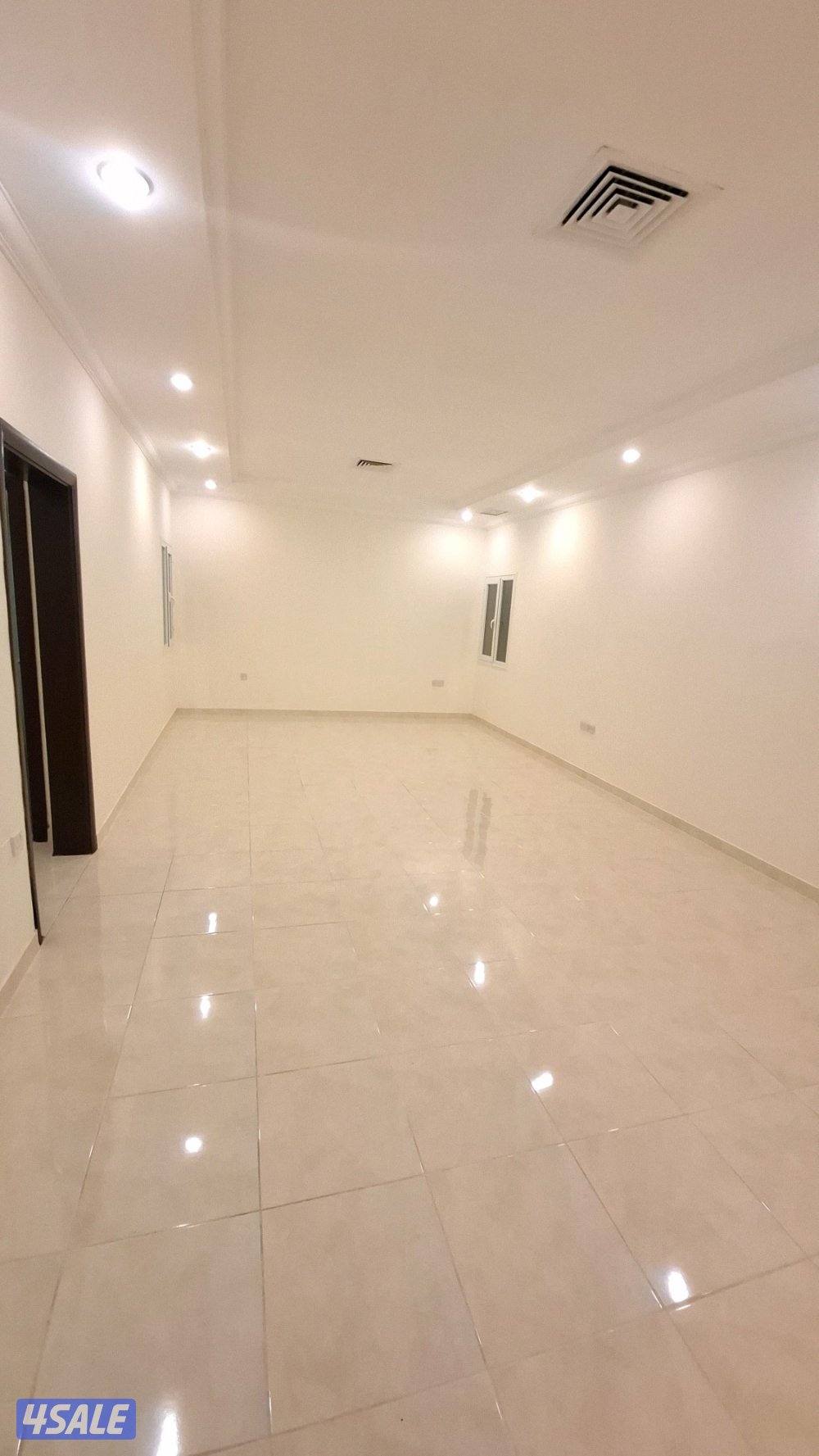 دور  ارضي  في المسايل مساحات كبير ة للصالة والغرف  و نظيف  4 غرف2