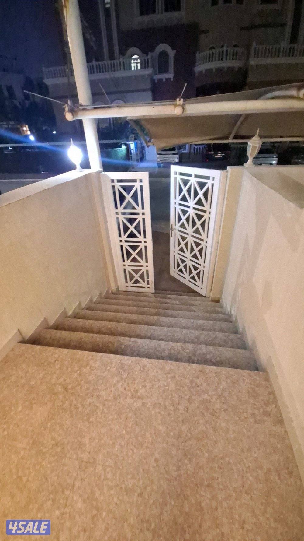 دور  ارضي  في المسايل مساحات كبير ة للصالة والغرف  و نظيف  4 غرف3