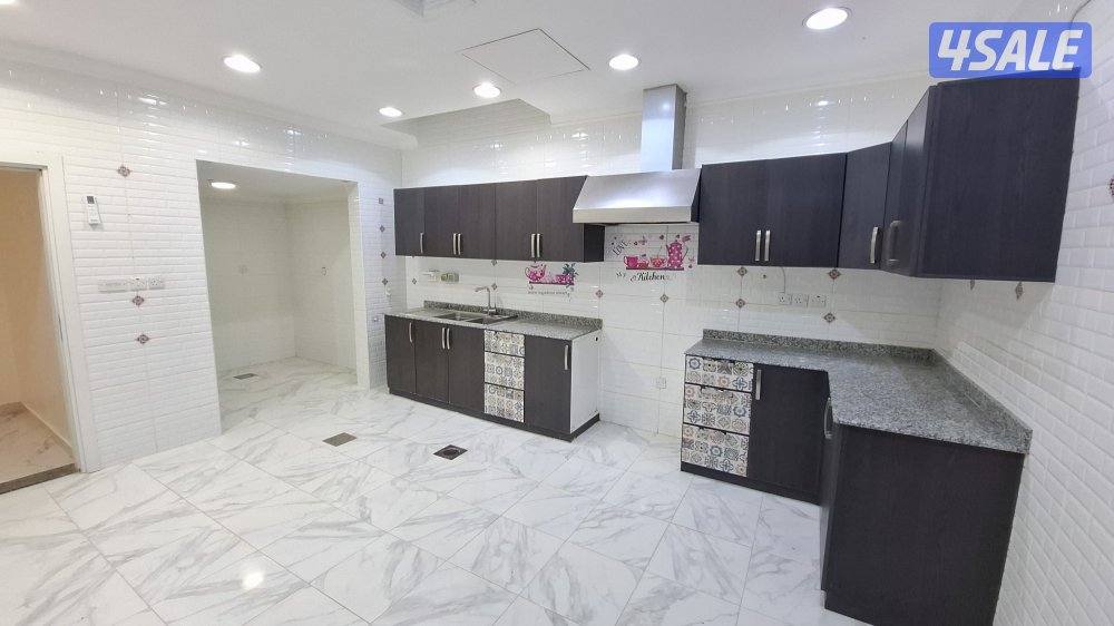 دور  ارضي  في المسايل مساحات كبير ة للصالة والغرف  و نظيف  4 غرف5