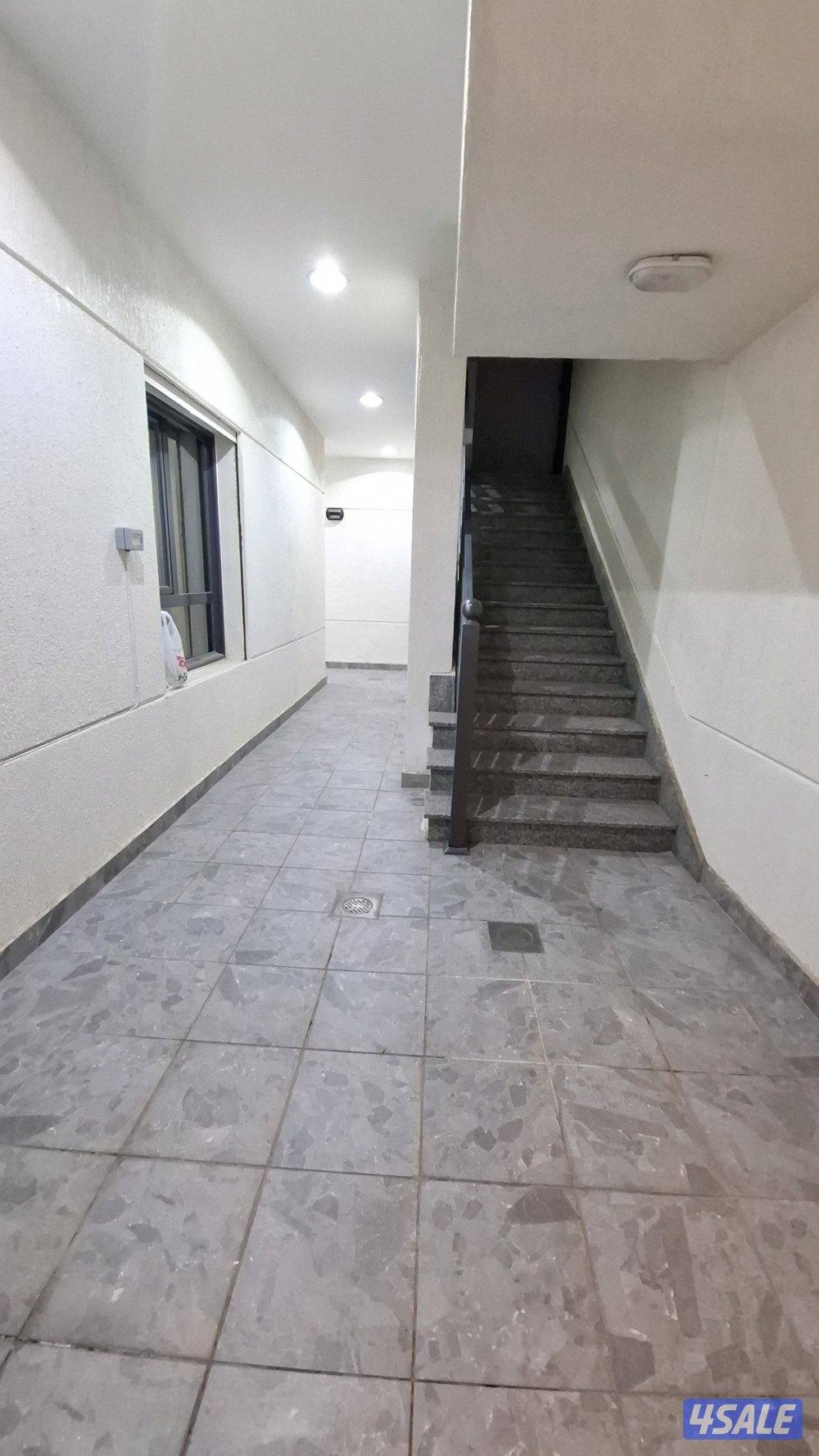 دور  ارضي  في المسايل مساحات كبير ة للصالة والغرف  و نظيف  4 غرف6