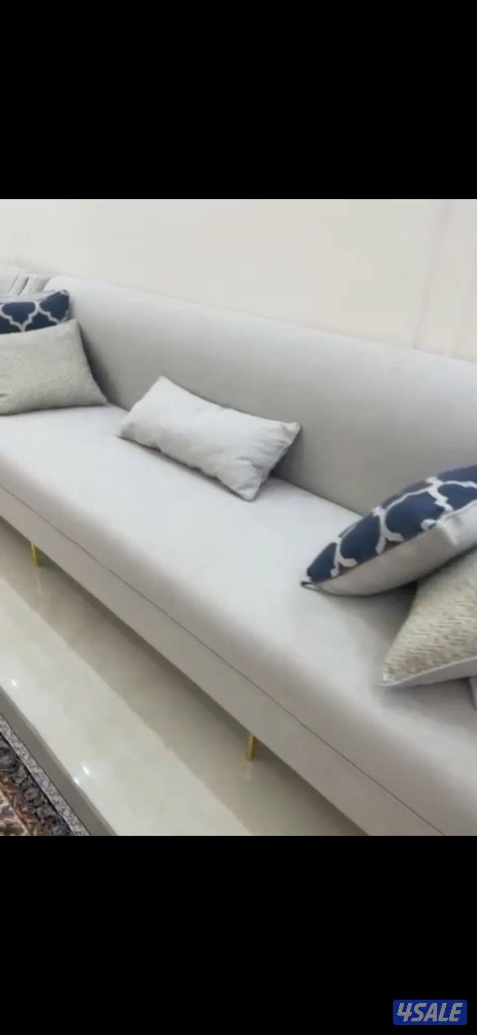 للبيع طقم كنب مقاس كبير شبه جديد تفصال الضجيج مع طالولاته0
