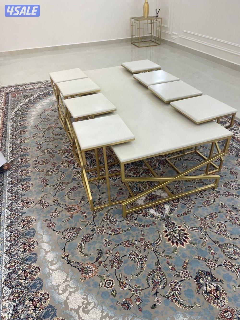 للبيع طقم كنب مقاس كبير شبه جديد تفصال الضجيج مع طالولاته1