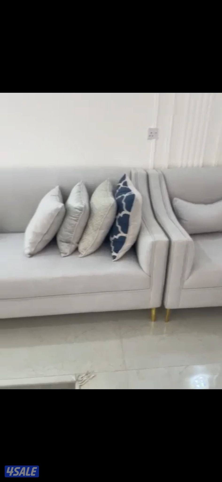 للبيع طقم كنب مقاس كبير شبه جديد تفصال الضجيج مع طالولاته3