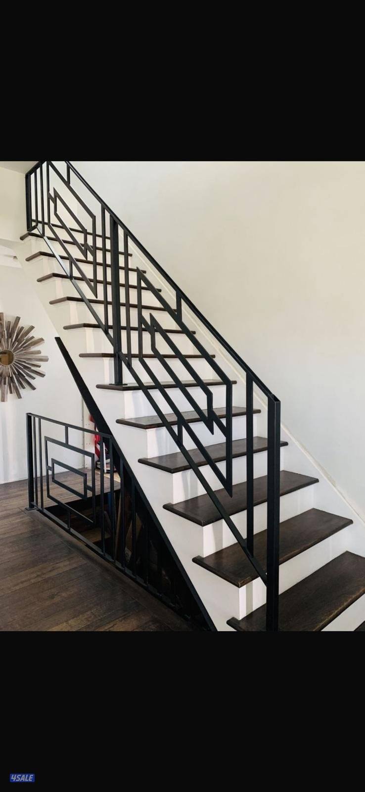 حداد ایراني حديد مشغول أواب درابزين أسوار تركيب مظلات خشبي1