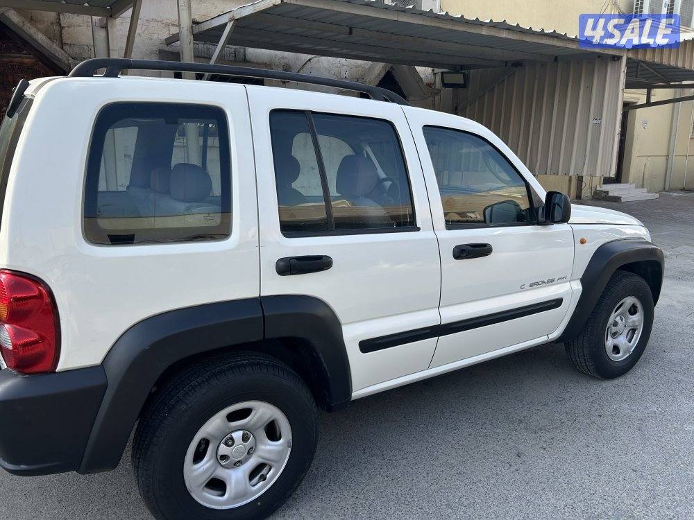 للبيع جيب شروكي 2003 سبورت بحاله ممتازه دبل قير8