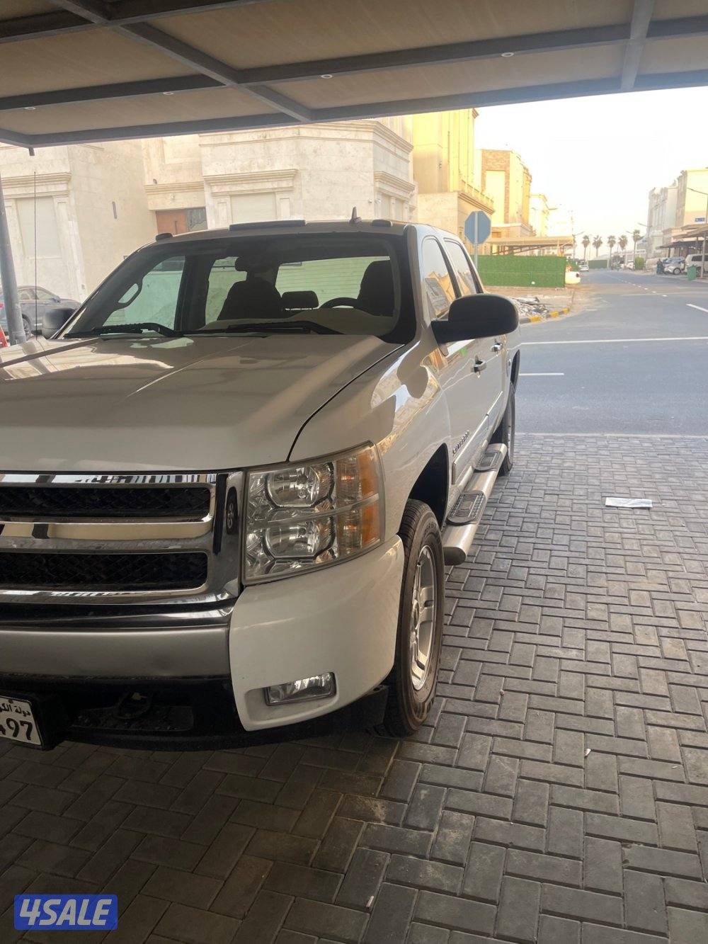 للبيع وانيت سلفرادو موديل 2008 دبل قير Z71 شرط الفحص0