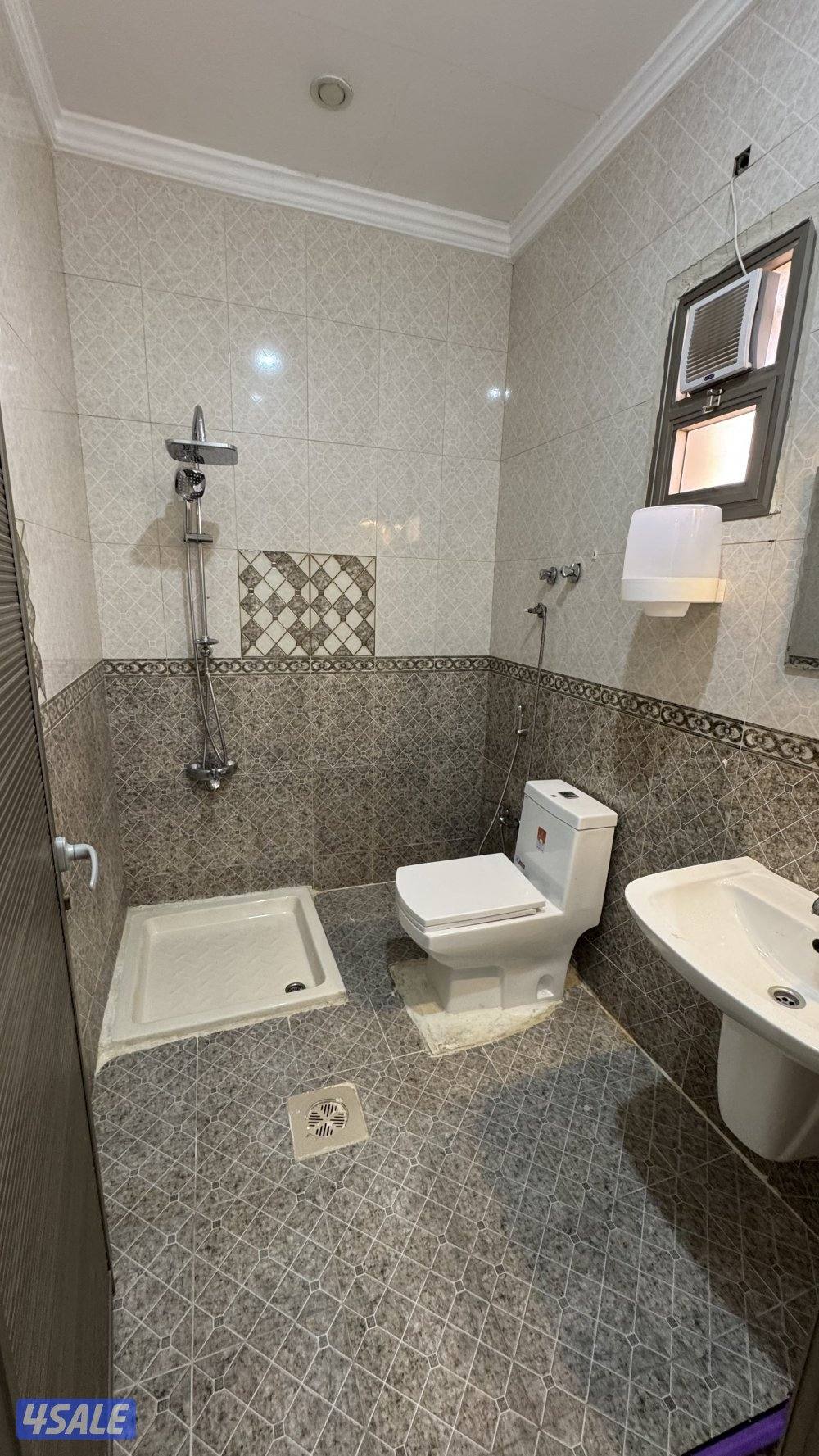 للاجار شقه في صباح الاحمد ٣ غرف ١ ماستر وصاله كبيره٣حمامات ومطبخ وخادم1