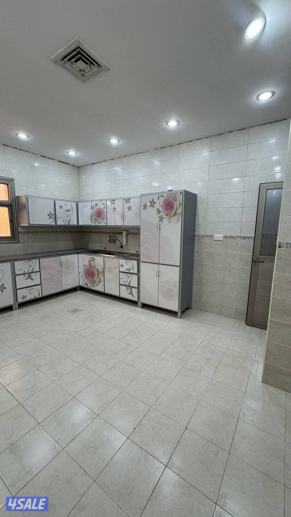 للاجار شقه في صباح الاحمد ٣ غرف ١ ماستر وصاله كبيره٣حمامات ومطبخ وخادم5