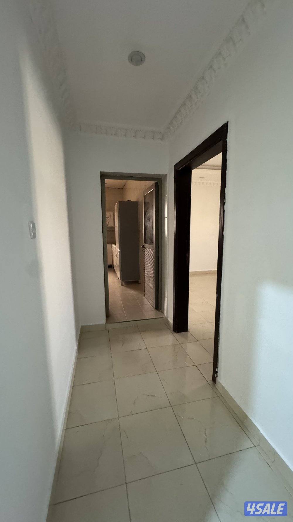 للاجار شقه في صباح الاحمد ٣ غرف ١ ماستر وصاله كبيره٣حمامات ومطبخ وخادم8