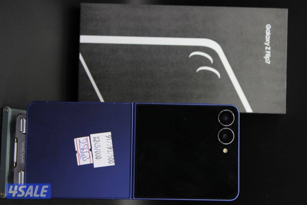 samsung z flip 7 used small dote in screen0