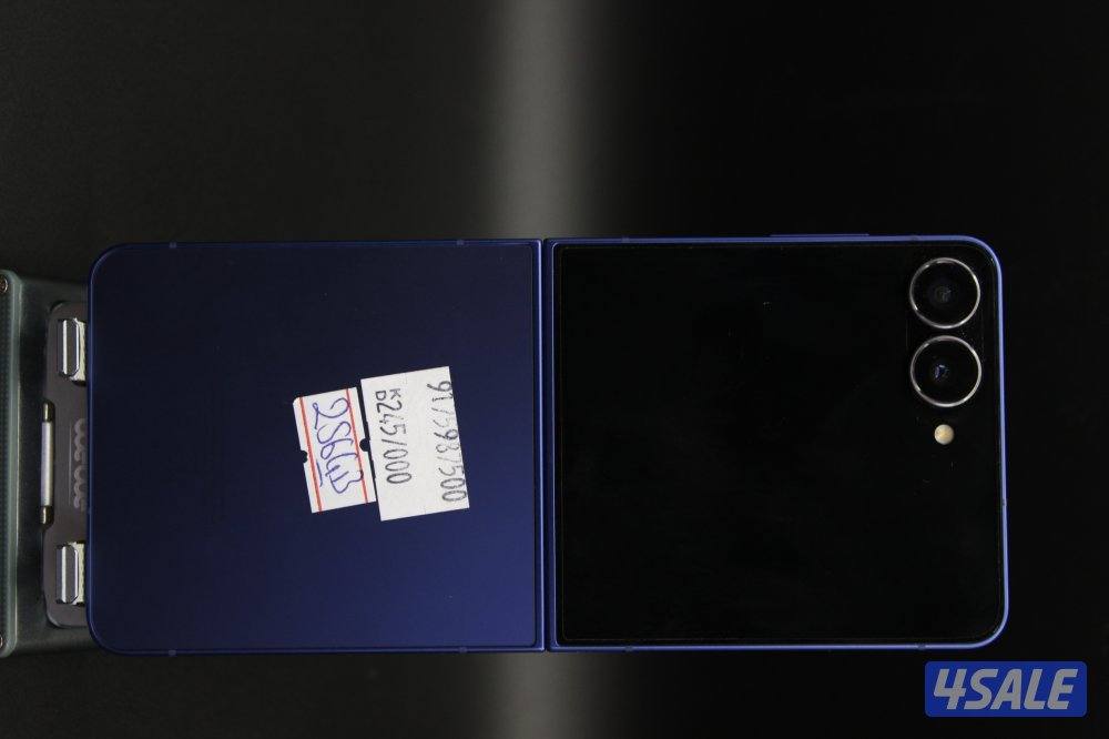 samsung z flip 7 used small dote in screen1