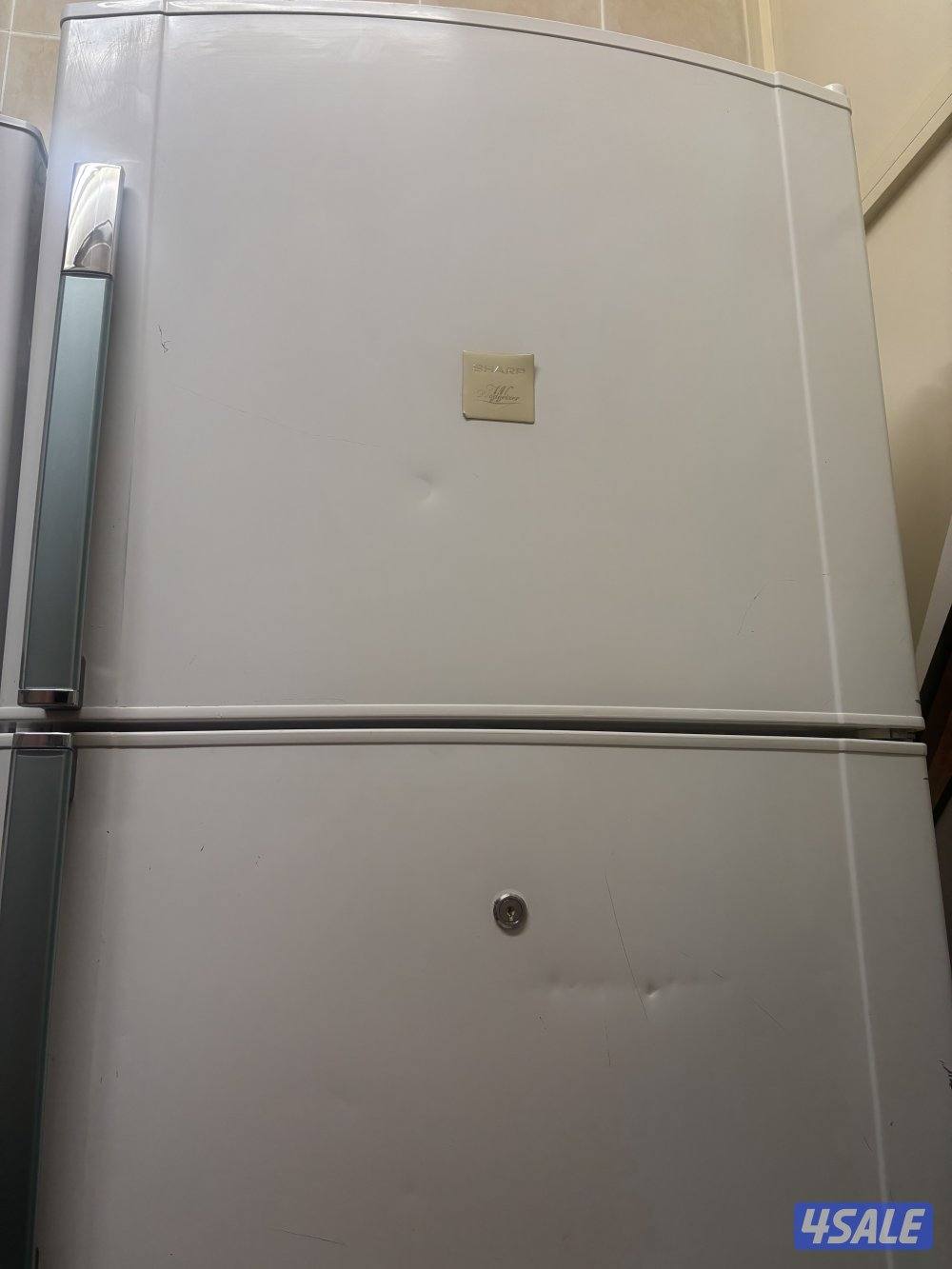 للبيع ثلاجتين كبيرة وصغيرة1