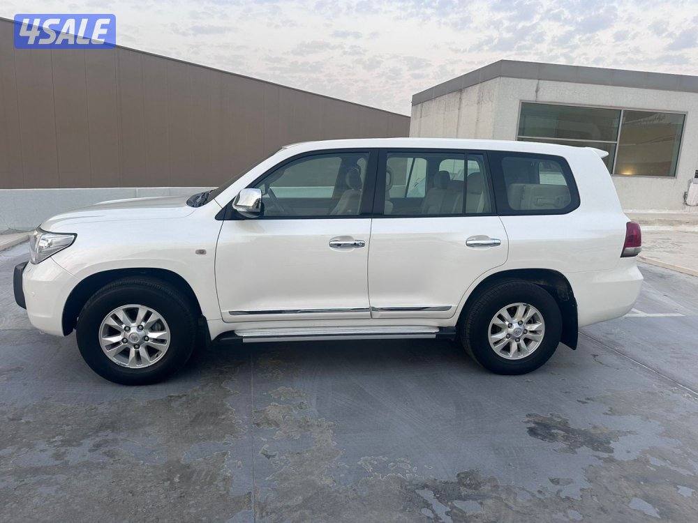 للبيع لاندكروزر GXR v8 وارد الوكالة الساير2