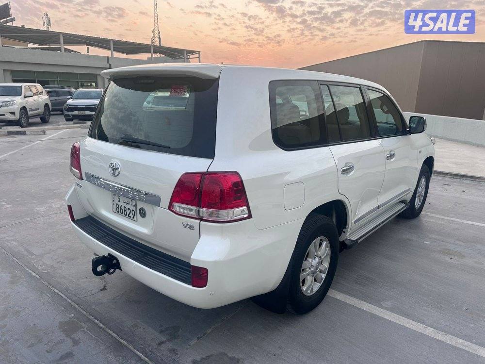 للبيع لاندكروزر GXR v8 وارد الوكالة الساير3