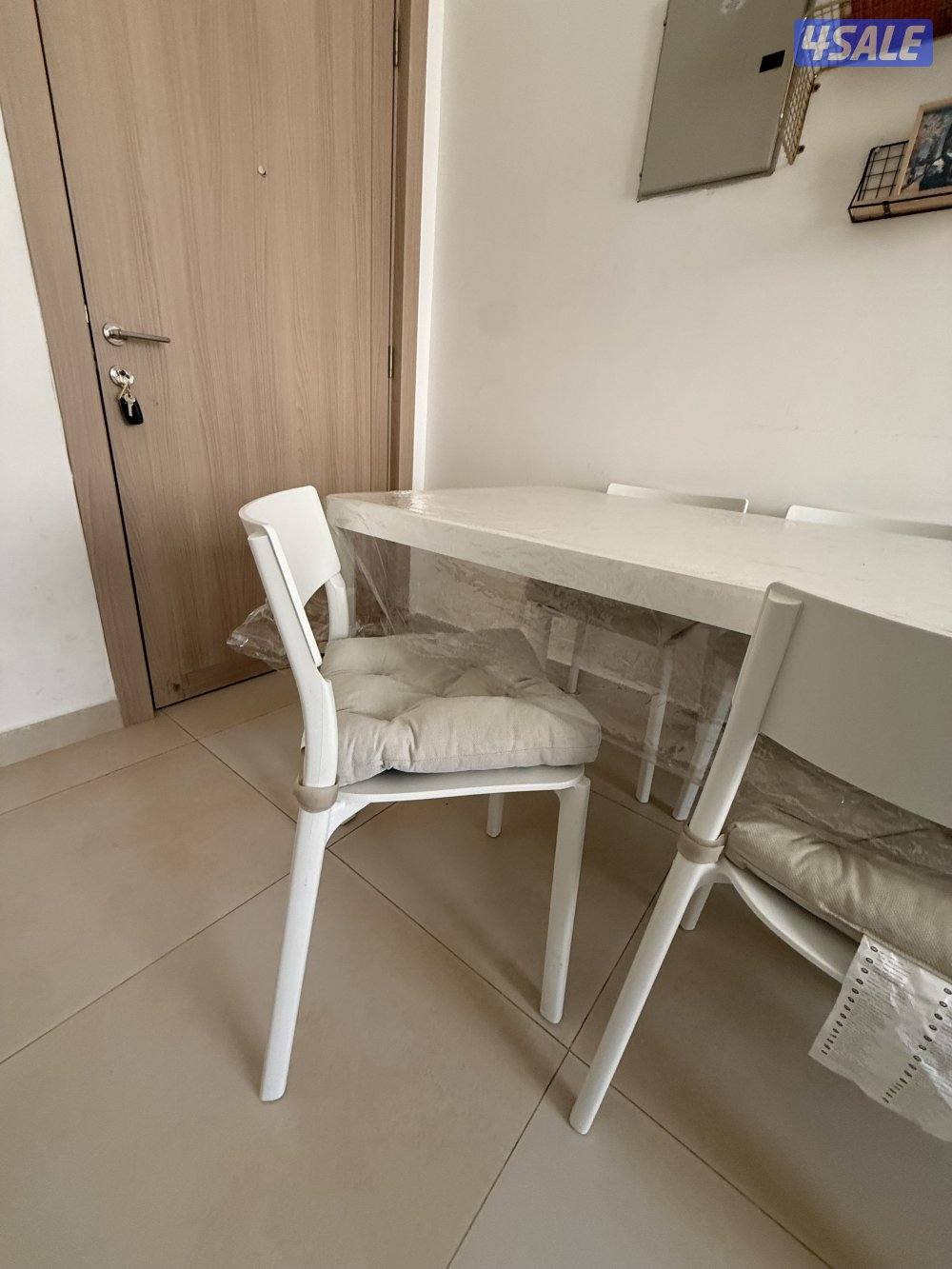 طاوله سفره مع ٦ كراسي ووسائد من ايكيا2