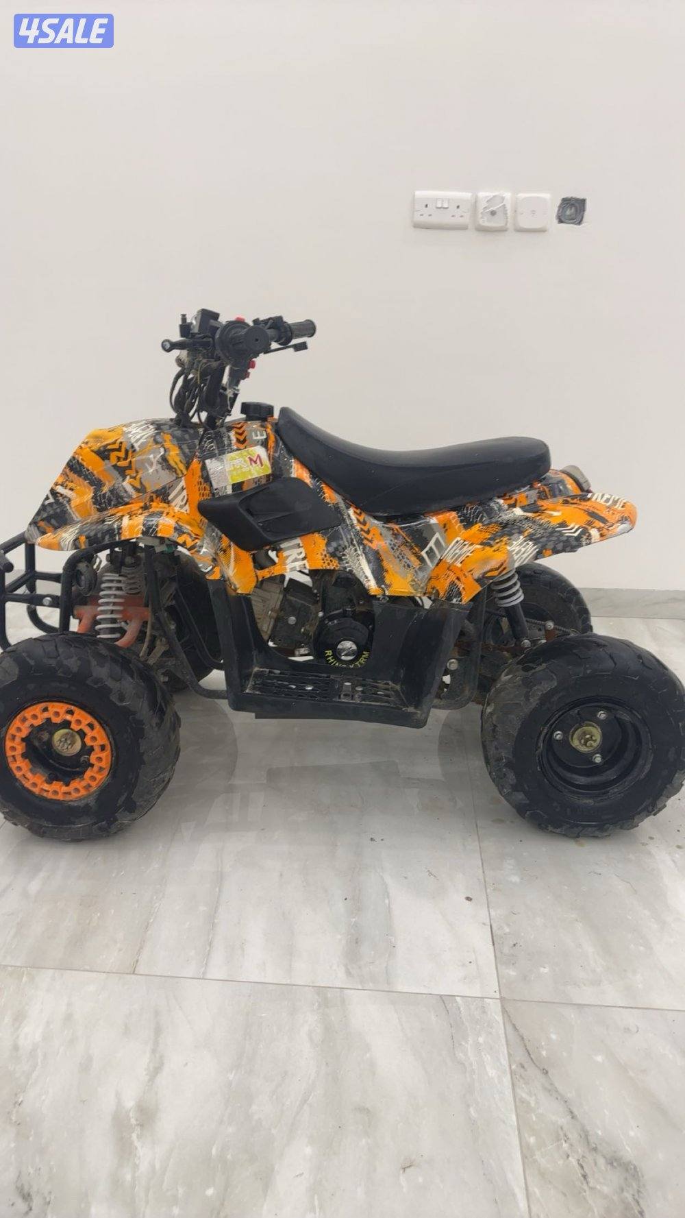 البقي شغال ما يبي له شي يمشي 80 وله مفتاحين اسبير4