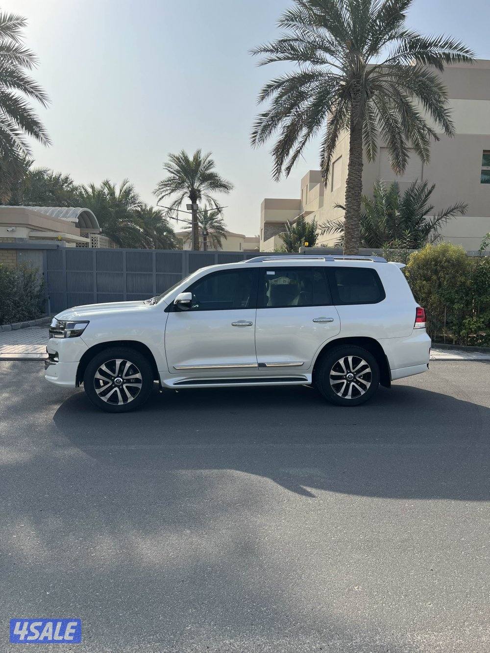 للبيع لاندكروزر موديل 2019 المالك الاول ماشي 56 الف0