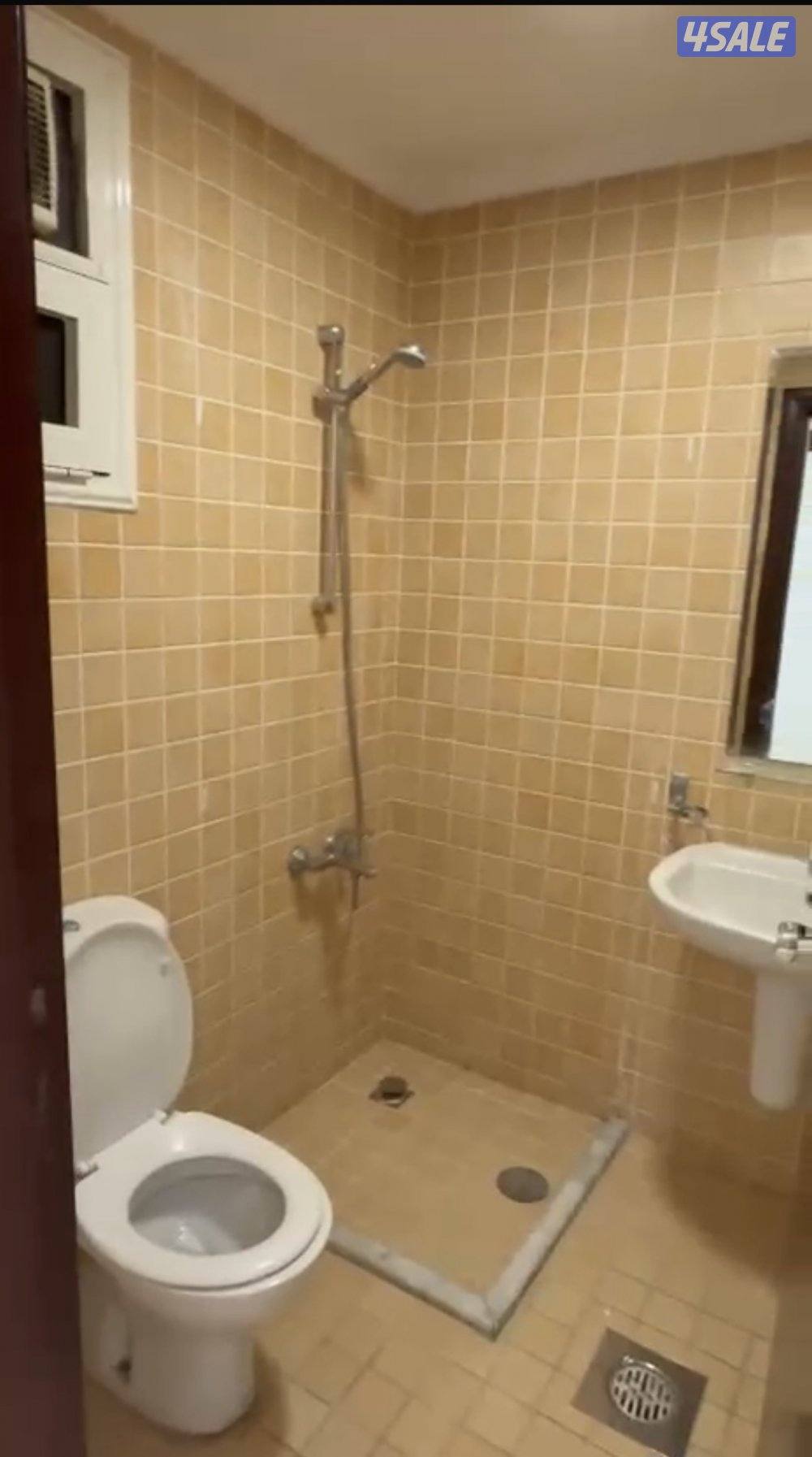 شقه للايجار 3 غرفه منهم غرفه ماستر حولي قطعه 16