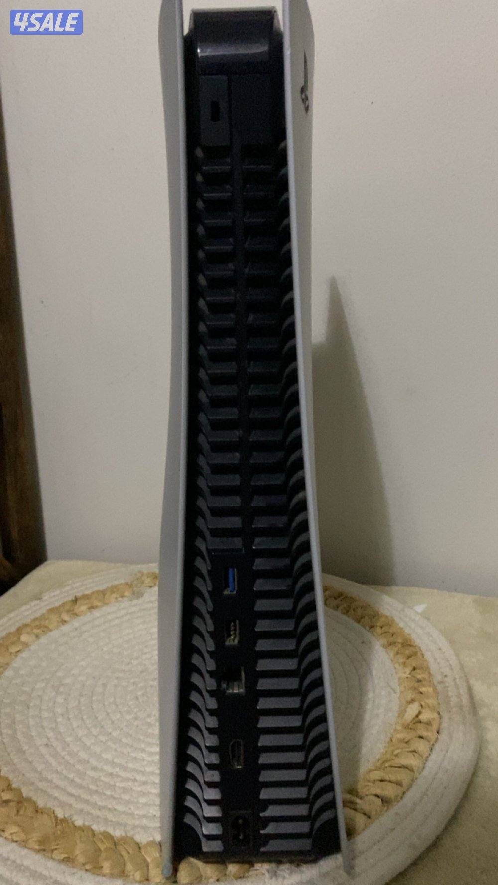 بلاستيشن ٥ ديجتال مع الوايرات ويده اللون الأبيض استعمال نظيف نسخه0