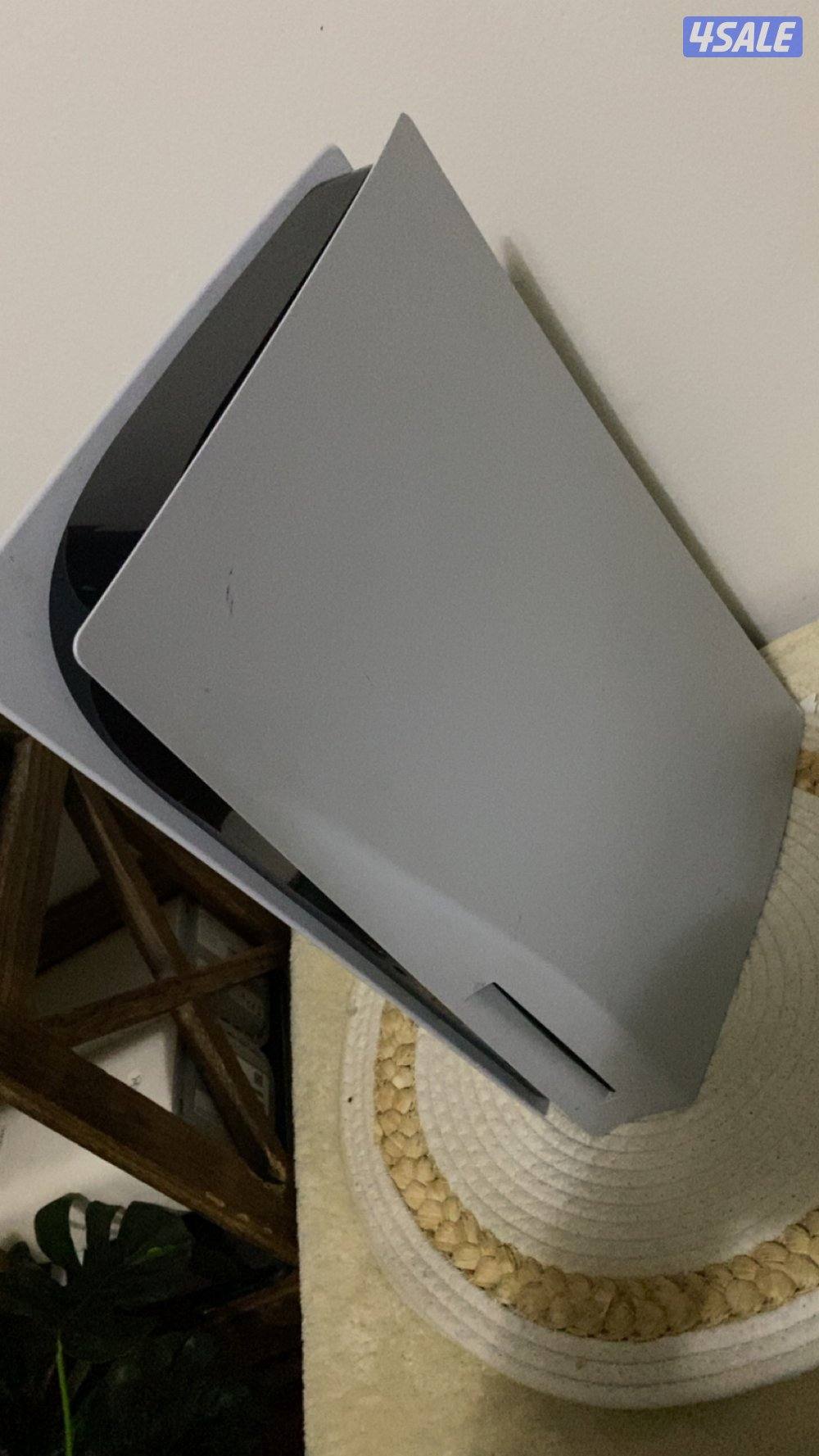 بلاستيشن ٥ ديجتال مع الوايرات ويده اللون الأبيض استعمال نظيف نسخه2