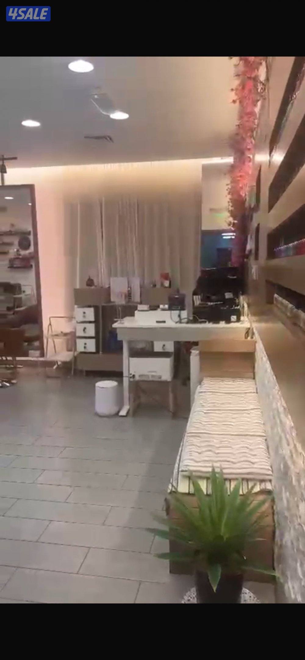 للبيع صالون مع الرخصه والعاملات0