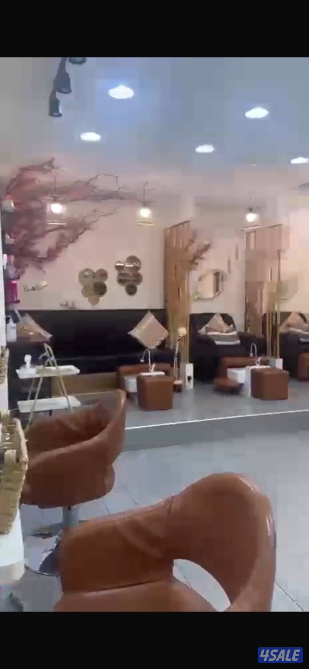 للبيع صالون مع الرخصه والعاملات2