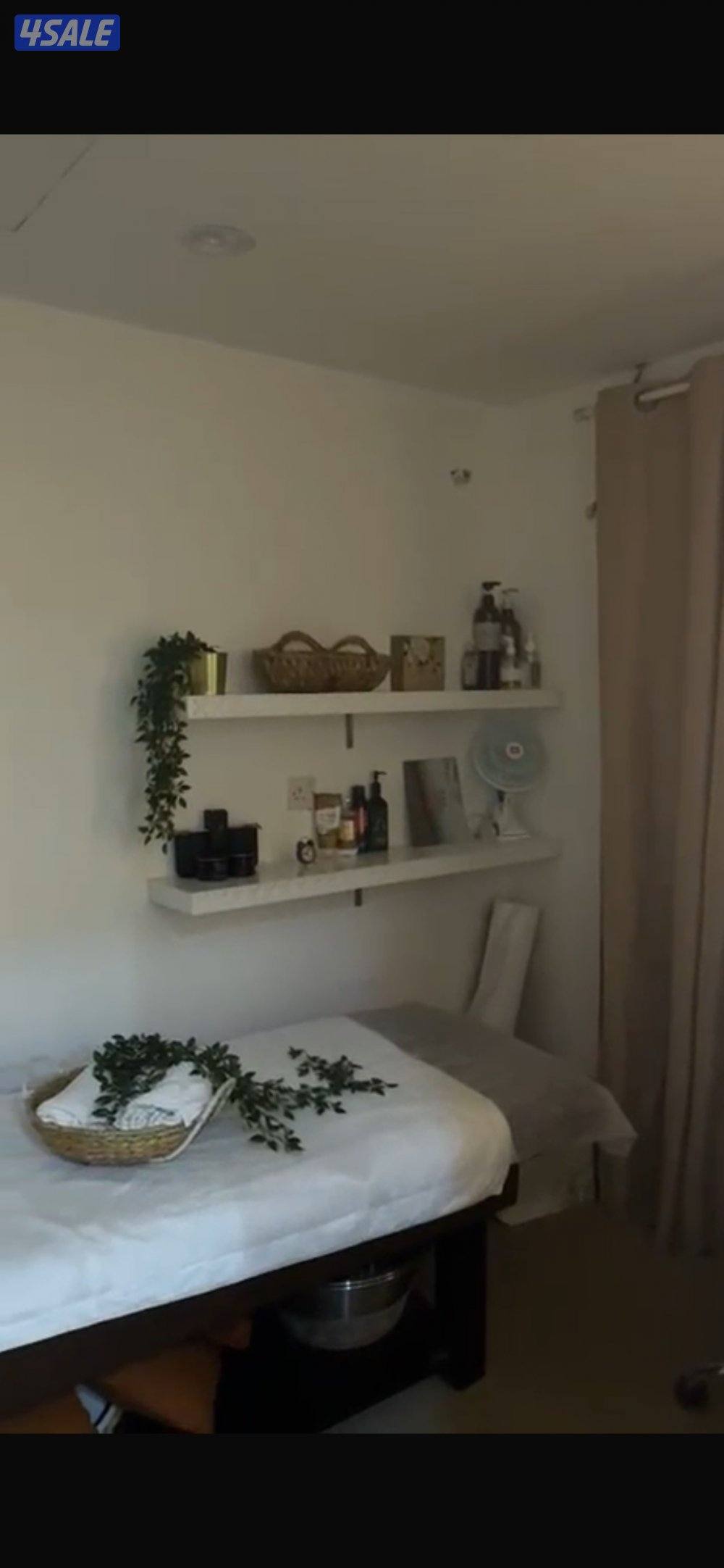 للبيع صالون مع الرخصه والعاملات4