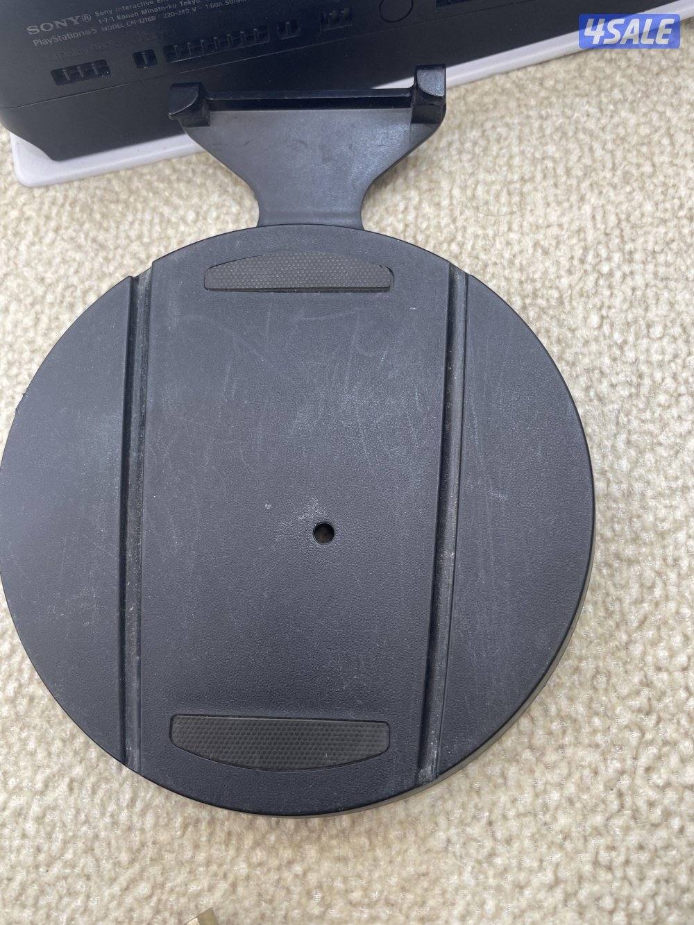 ‏بلاي ستيشن خمسة مع يده 2 و ويراتها وقاعدة التثبيبت0