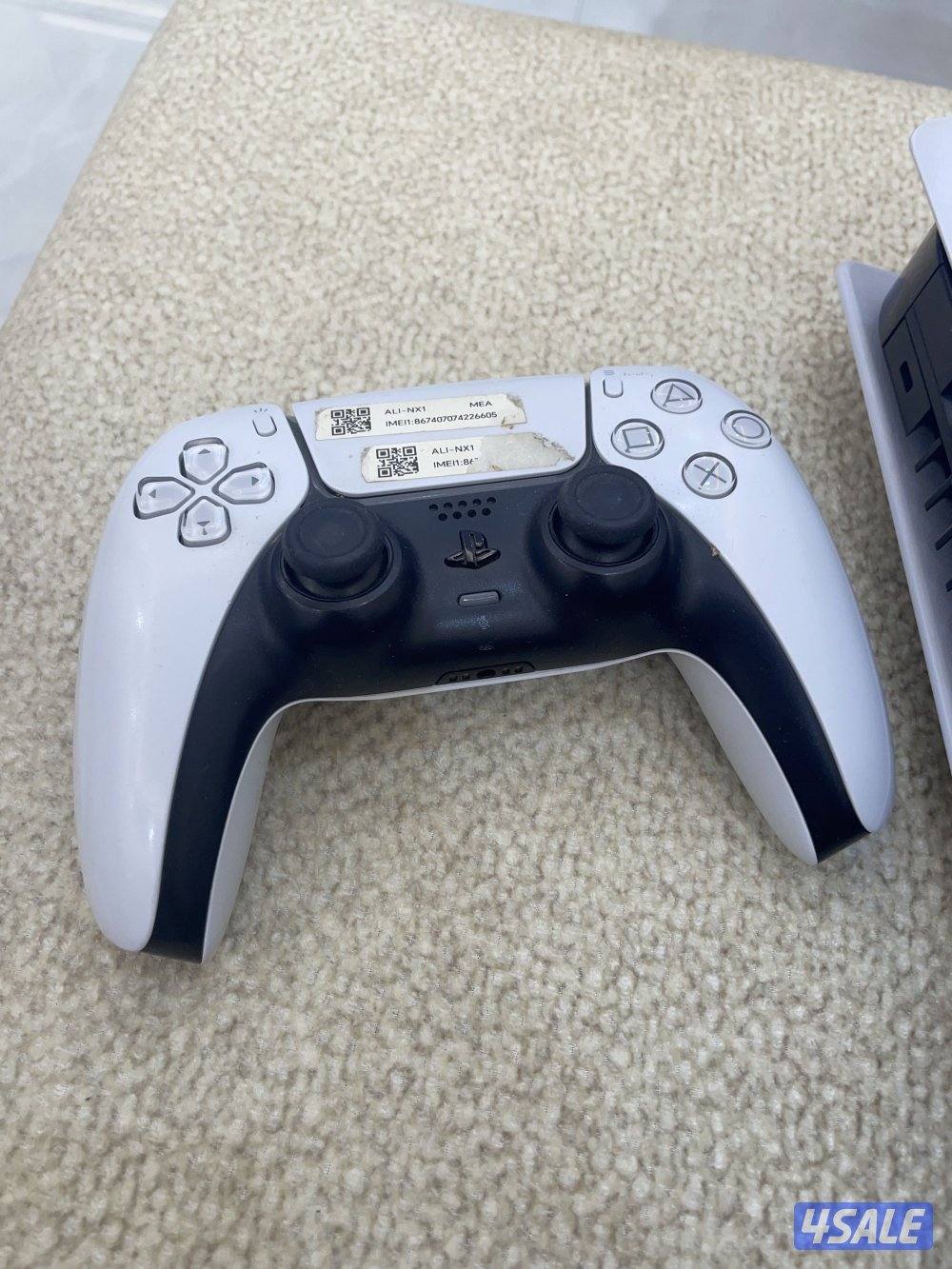 ‏بلاي ستيشن خمسة مع يده 2 و ويراتها وقاعدة التثبيبت1