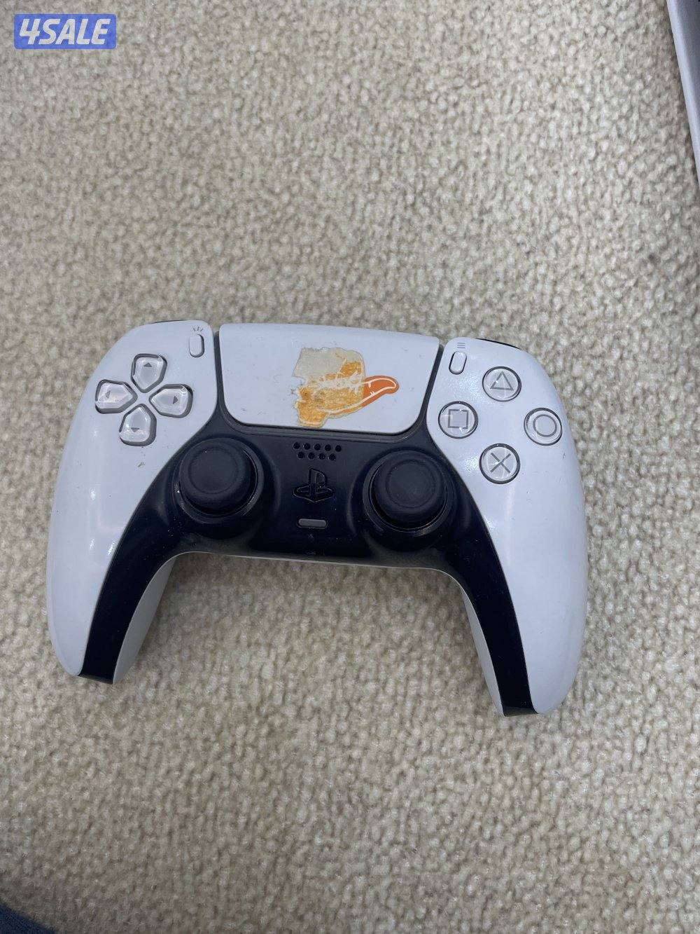 ‏بلاي ستيشن خمسة مع يده 2 و ويراتها وقاعدة التثبيبت3