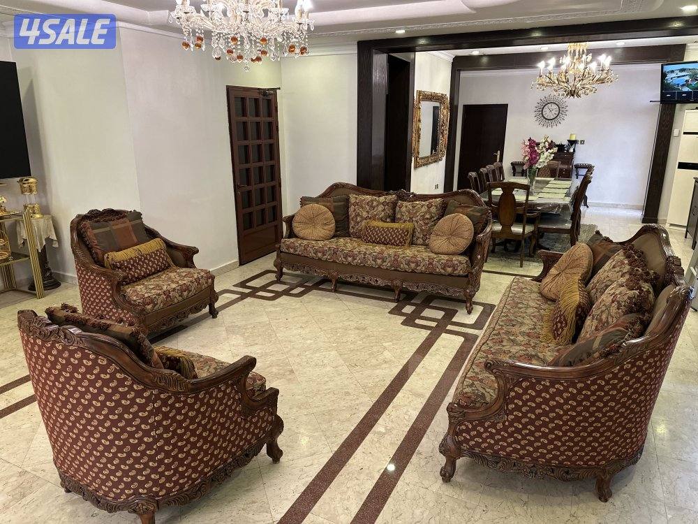 للبيع طقم جلوس فخم للصالة0