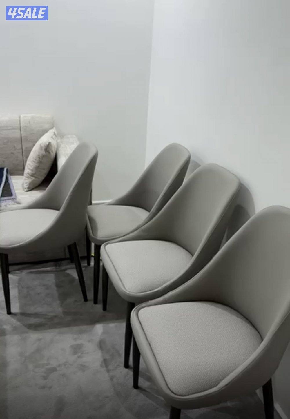 طاولة طعام و٤ كراسي جديد غير مستخدم1