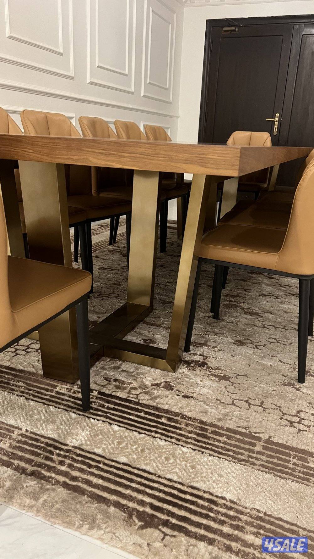 طاولة طعام من هوم سنتر مع ١٢ كرسي من بسمة هوم1