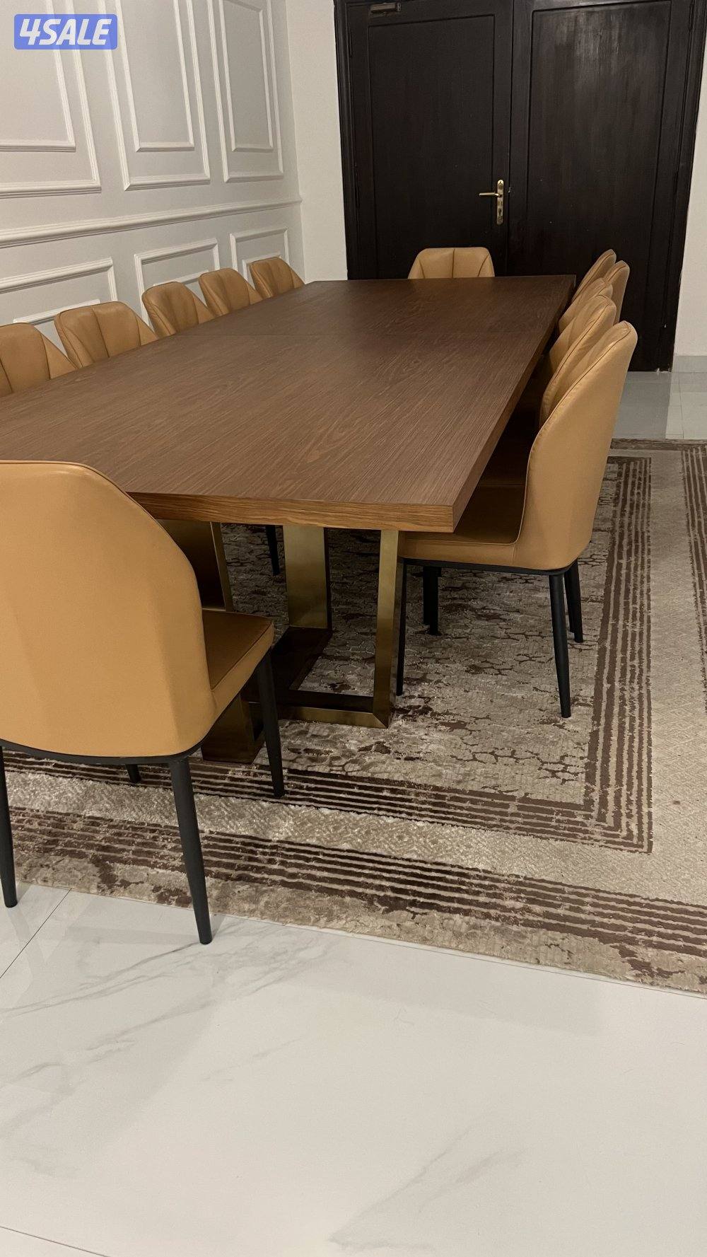طاولة طعام من هوم سنتر مع ١٢ كرسي من بسمة هوم2