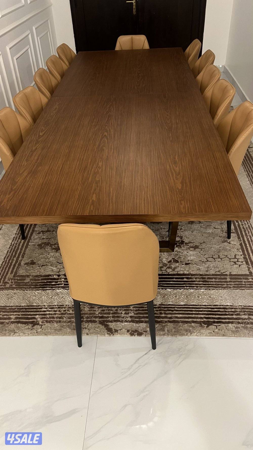 طاولة طعام من هوم سنتر مع ١٢ كرسي من بسمة هوم3